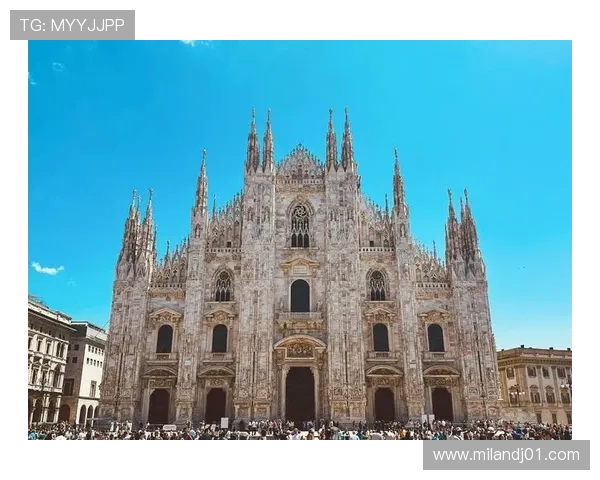 米兰大教堂的建筑风格与设计特色详解